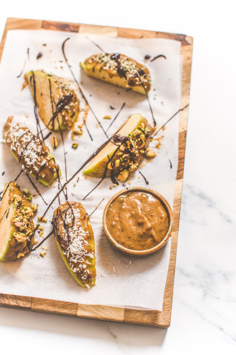 Apple slices with Caramel Vegan sauce and toppings