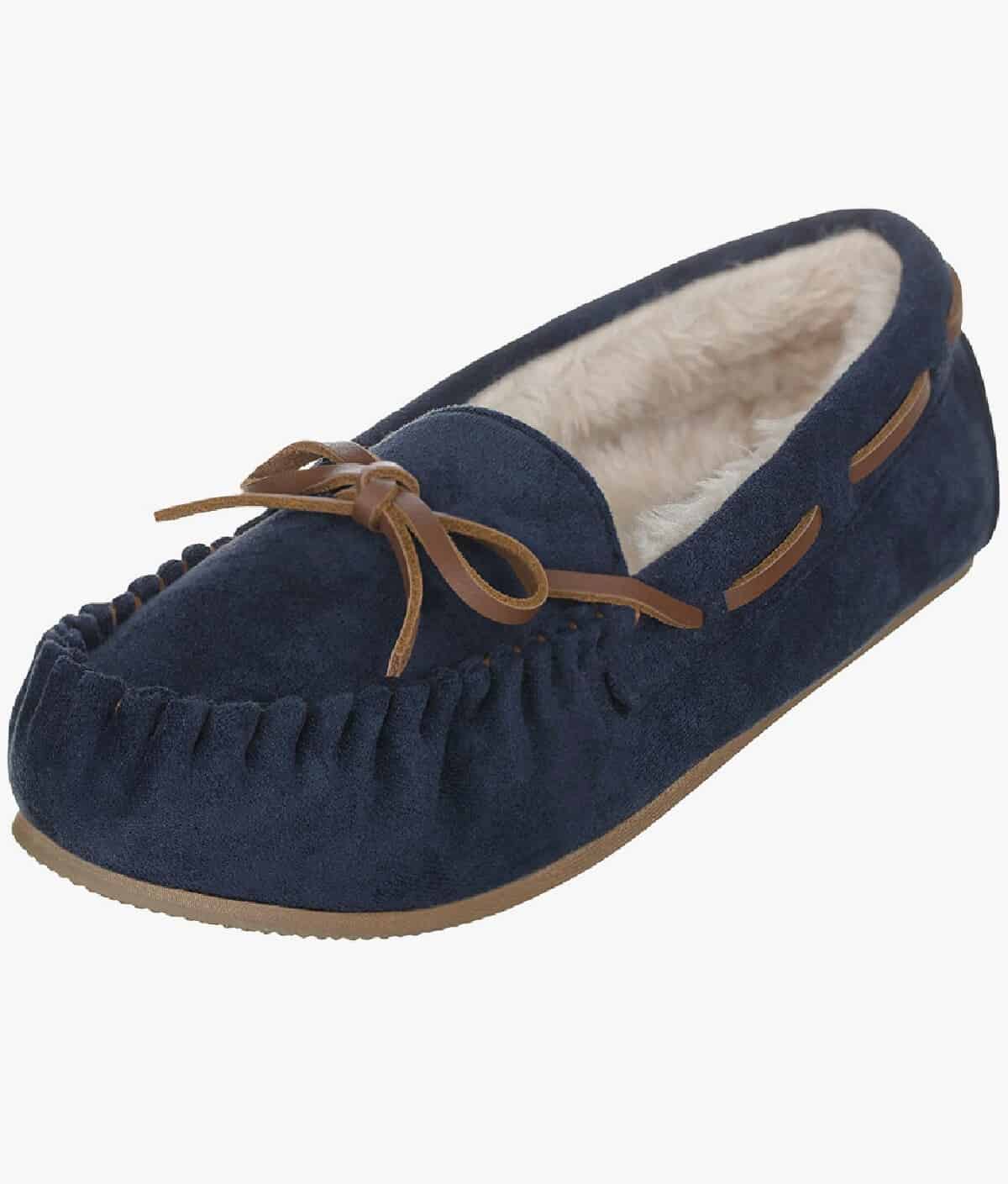 A single moccasin-style slipper in vegan suede and faux fur in navy blue by the brand, Illude.