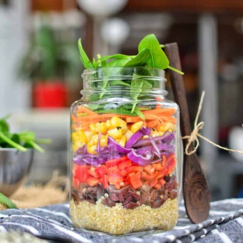 Rainbow Salad in a Jar | Easy Lunch On The Go | WorldofVegan.com | #salad #lunch #vegan #masonjar #zerowaste #quinoa #budget