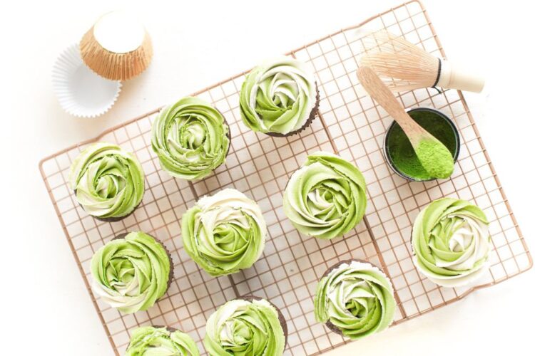 Vegan Chocolate Cupcakes With Matcha Buttercream Frosting | WorldofVegan | #vegan #matcha #dessert #cupcakes #vegetarian #dairyfree #green