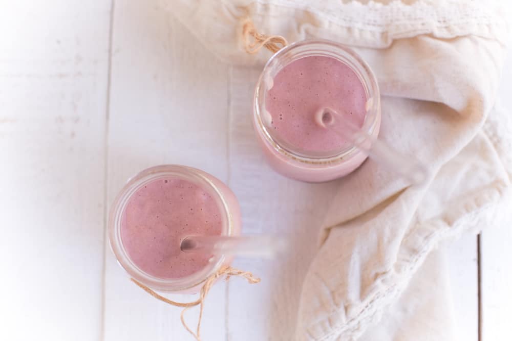 Almond Milk Strawberry Smoothie (Without Yogurt)